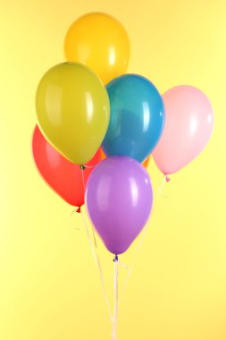 Sarı arkaplanda renkli balonlar