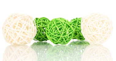 hasır bambu topları üzerinde beyaz izole