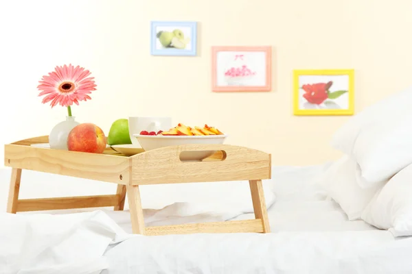 Vassoio in legno con colazione leggera sul letto — Foto Stock