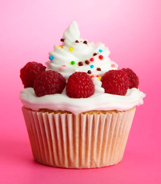 Вкусный кекс с ягодами, на розовом фоне — стоковое фото