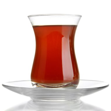 Türk çayı üzerinde beyaz izole, bardak