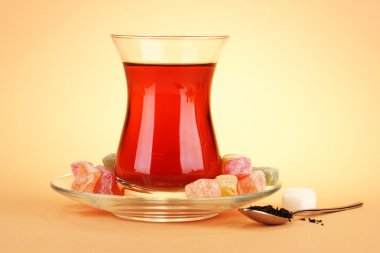 Türk çayı ve rahat lokum, bej renkli arka plan üzerinde bardak