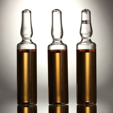 Gri arka planda tıbbi ampule