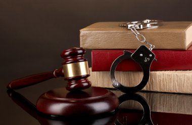 Tokmak, kelepçe ve siyah izole hukuk kitapları