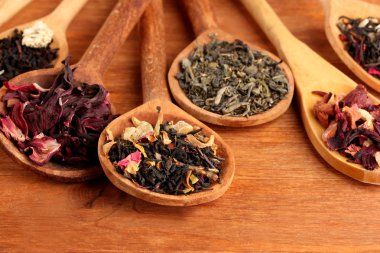 ahşap zemin üzerine kaşık kuru çay çeşitleri