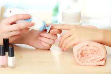 Güzellik salonunda manikür işlemi, kapatın.