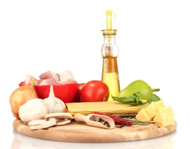 Lazanya malzemeler üzerinde beyaz izole