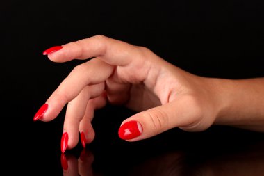 güzel eller siyah izole kırmızı tırnaklar