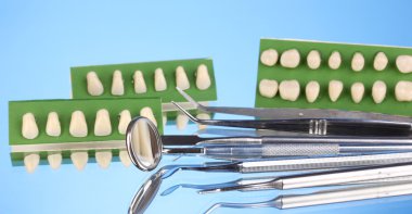 takma diş ile diş araçları üzerinde mavi arka plan ayarlamak