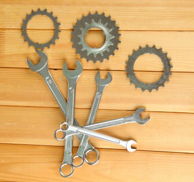 cogwheels metal ve ahşap zemin üzerinde somun anahtarları