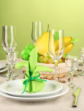 yeşil ve sarı tonlarında renkli arka plan üzerinde tablo ayarı