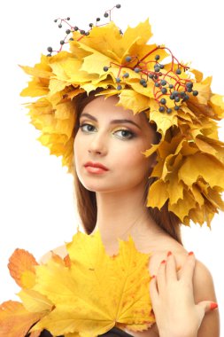 güzel bir genç kadın üzerinde beyaz izole sarı sonbahar çelenk ile