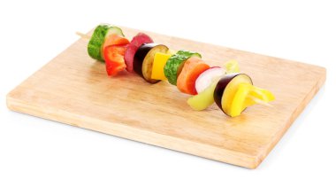 ahşap çekme üzerine beyaz izole dilimlenmiş sebze