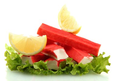 Yengeç sopa üzerinde beyaz izole limon, marul yaprakları üzerinde