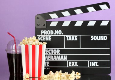 Film Klaket, cola ve mor zemin üzerinde patlamış mısır
