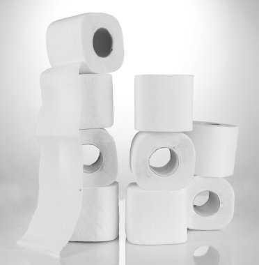 Tuvalet kağıdı ruloları beyaza izole edilmiş.