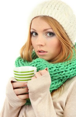 çekici genç bir kadın ile üzerine beyaz izole, sıcak bir içecek fincan holding