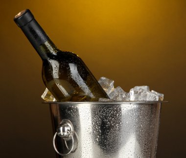 şarap buz kovası darck Sarı zemin üzerine yapılan