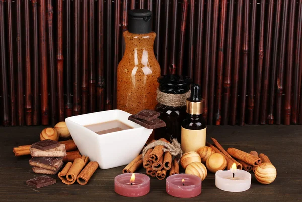 Bela configuração de spa de chocolate na mesa de madeira fundo de bambu com reflexão — Fotografia de Stock