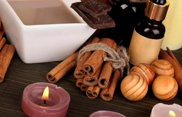 Schöne Schokolade Wellness-Einstellung auf Holztisch Bambus Hintergrund mit Reflexion — Stockfoto