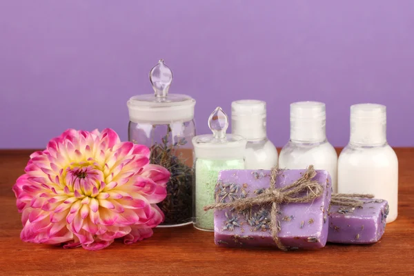Suroviny pro výrobu mýdla na fialové pozadí — Stock fotografie