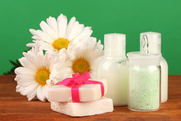 Ingredienti per la produzione di sapone su sfondo verde — Foto Stock