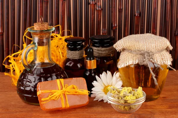 Ingredientes para la fabricación de jabón sobre fondo marrón —  Fotos de Stock
