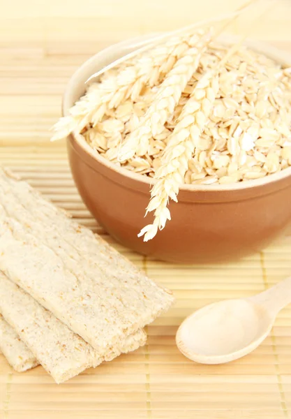 Cuenco marrón lleno de copos de avena —  Fotos de Stock