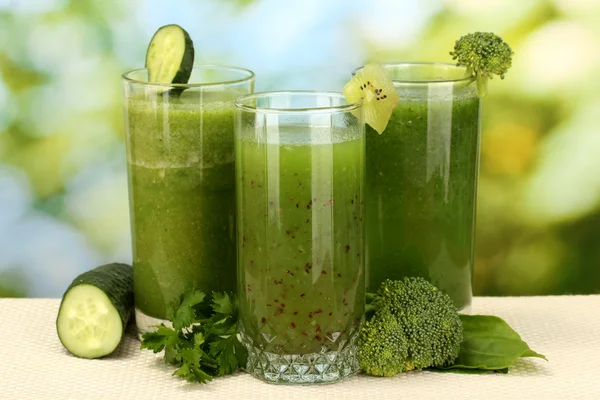 Drei Arten von grünem Saft auf hellem Hintergrund — Stockfoto