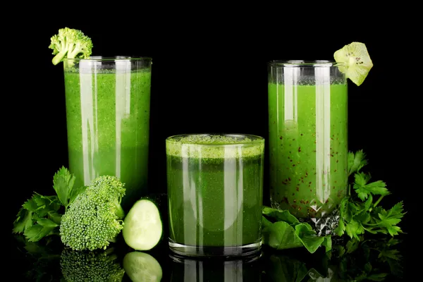 Tre tipi di succo verde isolato su nero — Foto Stock
