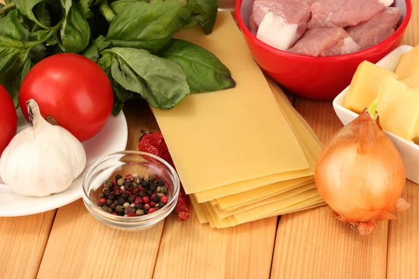 Lasagne ingrediënten op houten achtergrond — Stockfoto
