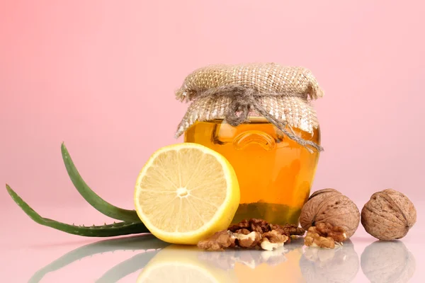 Gesunde Zutaten zur Stärkung der Immunität auf rotem Hintergrund — Stockfoto