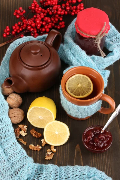 Hilfreicher Tee mit Marmelade für Immunität auf Holztisch in Großaufnahme — Stockfoto