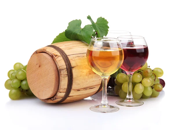 Бочка і келихи вина, виноград, ізольовані на білому — стокове фото