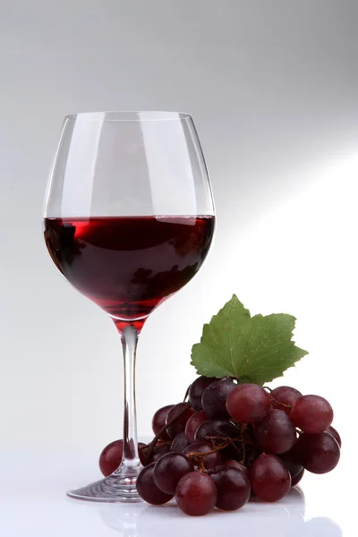 Бокал вина и винограда, изолированные на белом — стоковое фото
