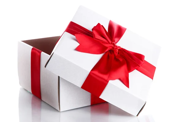 Geschenkkarton mit roter Schleife, isoliert auf weiß — Stockfoto