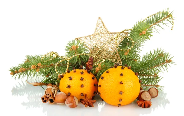 Χριστούγεννα σύνθεσης με πορτοκάλια και έλατο, που απομονώνονται σε λευκό — Φωτογραφία Αρχείου