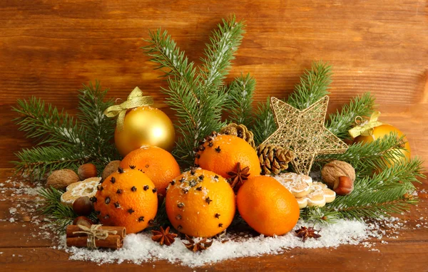 Composición navideña con naranjas y abeto, sobre fondo de madera — Foto de Stock