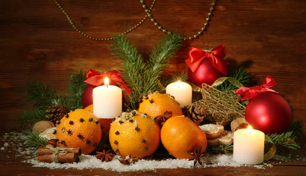 Kompozycja bożonarodzeniowa z pomarańczą i jodłą, na drewnianym tle — Zdjęcie stockowe