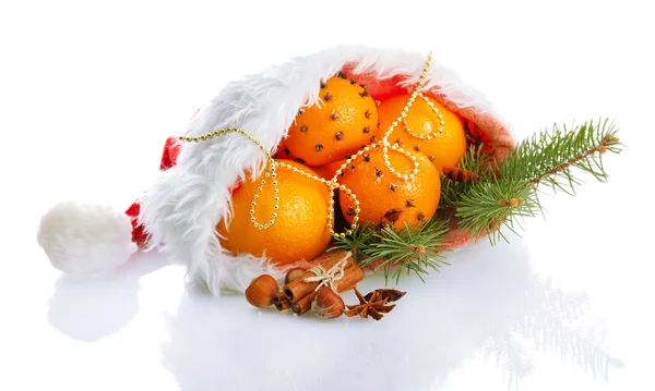 Composición navideña con naranjas y abeto en sombrero de Santa Claus, aislado en blanco —  Fotos de Stock