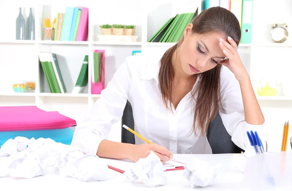 Doordachte zakenvrouw met documenten in office — Stockfoto