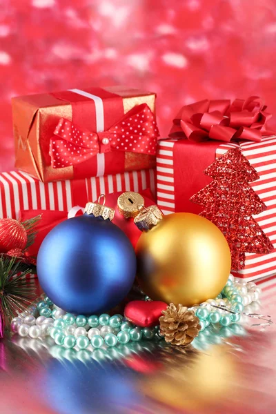 Weihnachtsdekoration und Geschenkboxen auf goldenem Hintergrund — Stockfoto