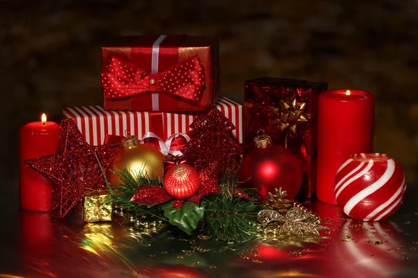 Kerstmis decoratie en geschenk dozen op donkere achtergrond — Stockfoto