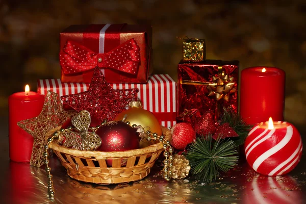 Karácsonyi dekoráció és ajándék dobozok sötét háttér — Stock Fotó