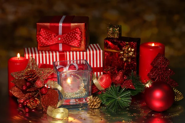 Décoration de Noël et boîtes cadeaux sur fond sombre — Photo