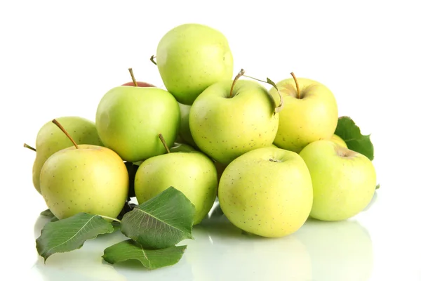 Saftige Äpfel mit grünen Blättern, isoliert auf weiß — Stockfoto