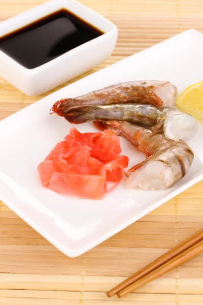 Σουβλάκια γαρίδες στο πιάτο με τζίντζερ και λεμόνι — Φωτογραφία Αρχείου