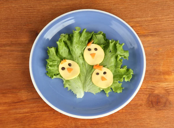 Comida divertida para niños sobre fondo de madera — Foto de Stock