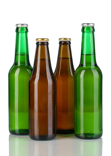 Цветные стеклянные бутылки пива на голубом фоне — стоковое фото