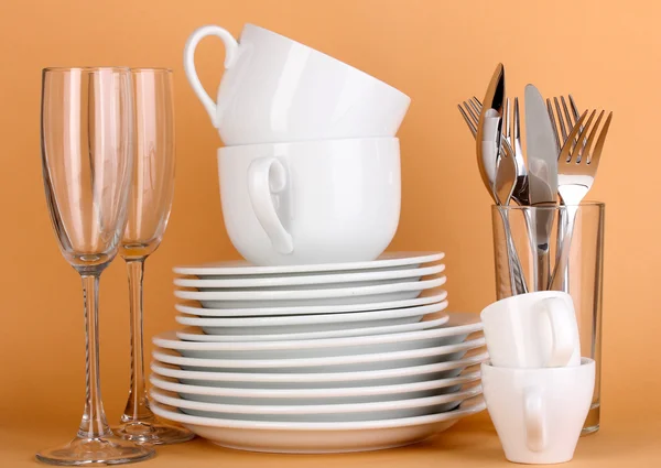 Bej renkli arka plan üzerinde beyaz bulaşıkları temizle — Stok fotoğraf